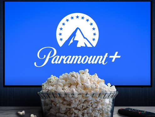 Paramoun+ Logo auf einem Fernseher, davor Popcorn