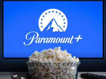Paramoun+ Logo auf einem Fernseher, davor Popcorn