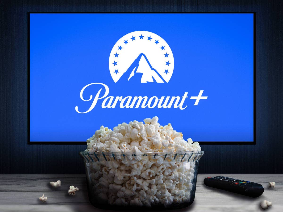 Popcorn vor einem Monitor mit Paramount+ Logo.