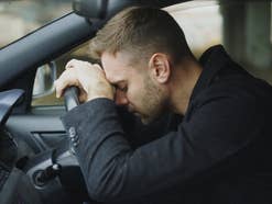 Angriff auf Autofahrer: Parkautomaten locken in die Falle Fahrer im Auto