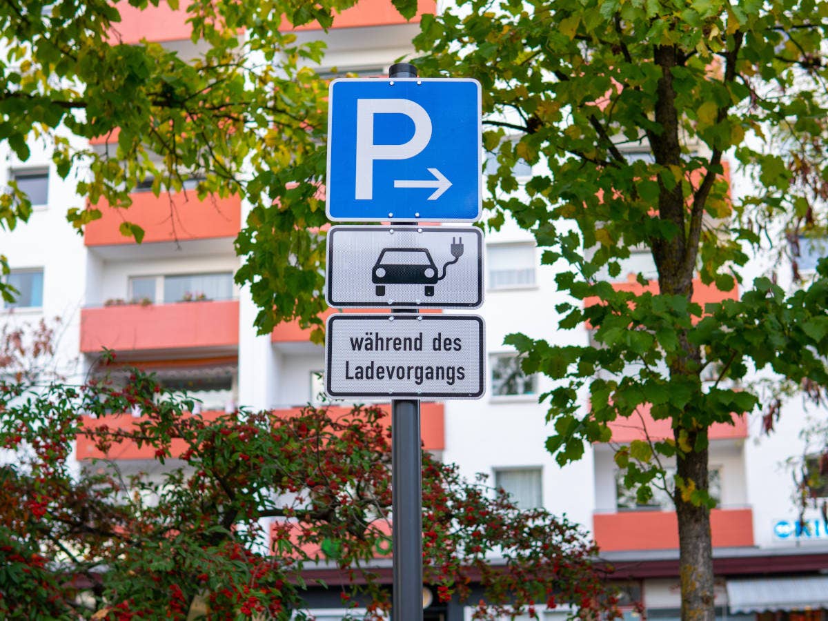 Verkehrsschilder an einer Ladestation für E-Autos.