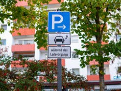 Verkehrsschilder an einer Ladestation für E-Autos.