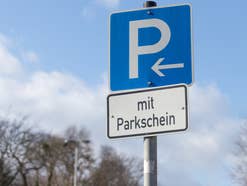 Deutsche Großstadt hebt Parkgebühr drastisch an Parken-Schild, Parkschein