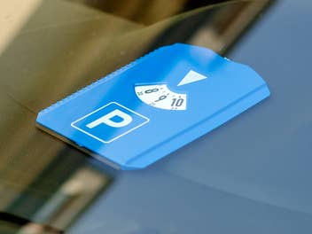 Parkscheibe liegt im Auto