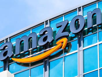 Amazon-Logo an Gebäude mit Glasfront