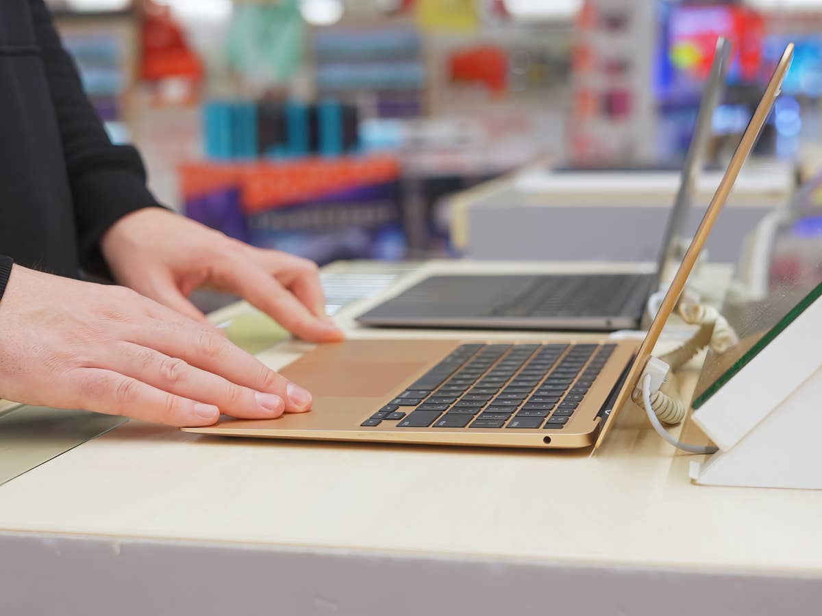 Patentstreit: Nokia stoppt Notebook-Verkäufe von Asus und Acer Notebooks in einem Elektronikladen.