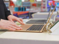 Notebooks in einem Elektronikladen.