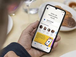 PayPal auf einem Smartphone, das in einer Hand liegt