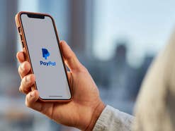 Auf einem Handy wird die PayPal-App geöffnet.