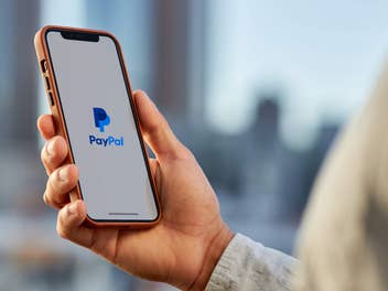 Auf einem Handy wird die PayPal-App geöffnet.