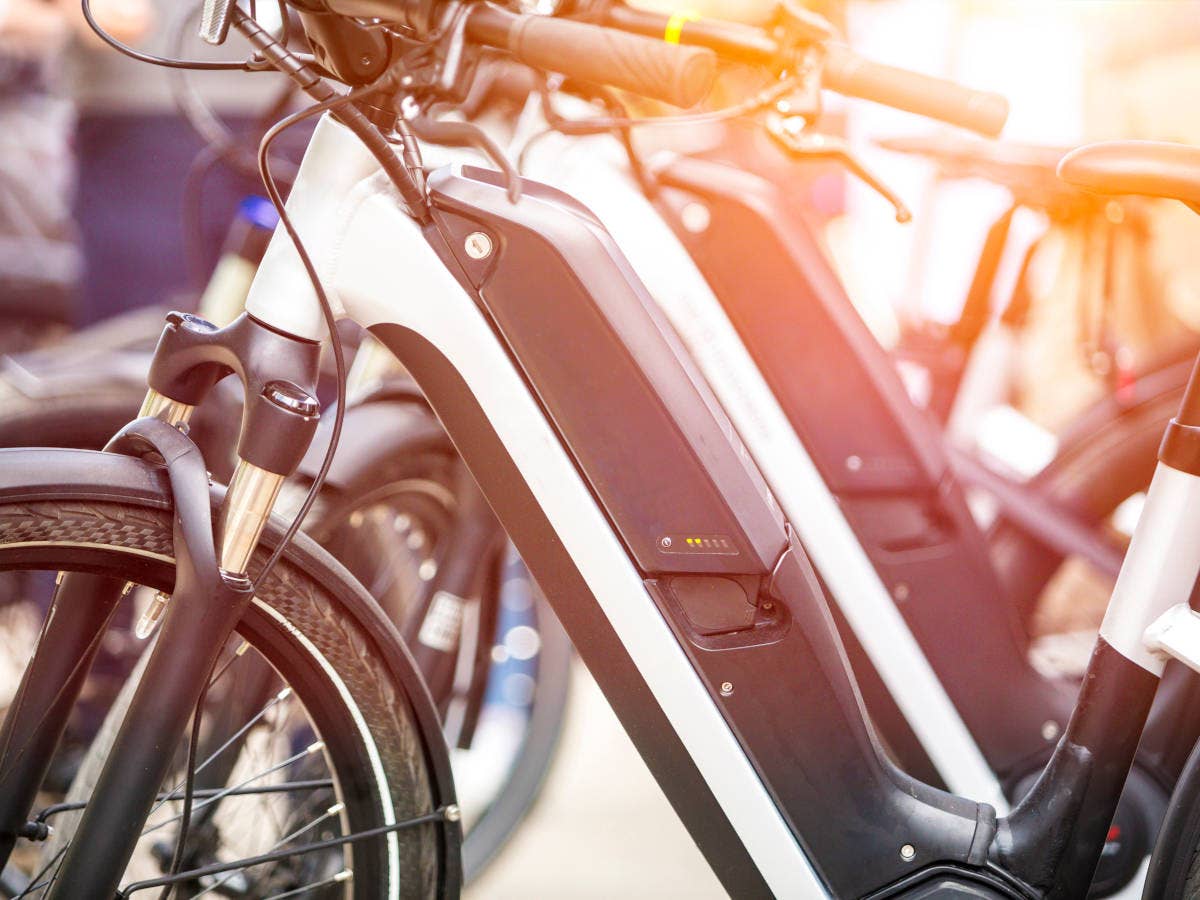 Pedelecs stehen im Sonnenlicht und warten auf Benutzung.