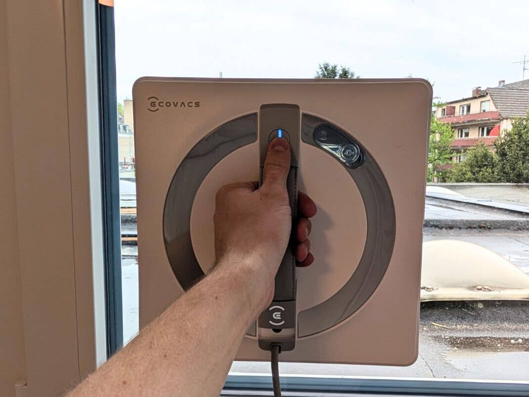 Per Knopfdruck saugt sich der Winbot W2 Pro Omni fest