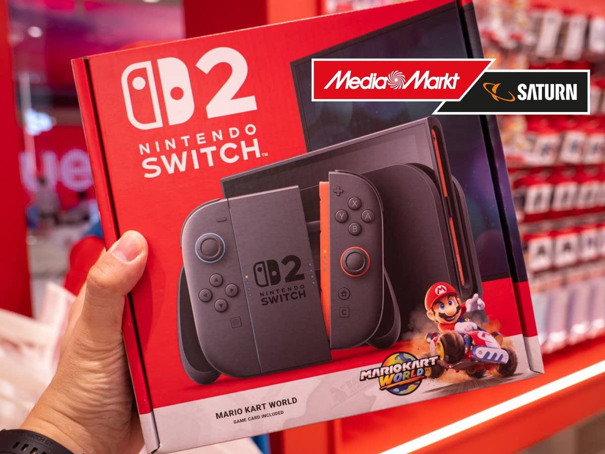 Nintendo Switch 2 bei MediaMarkt Person hält im Laden Nintendo Switch 2 in der Hand, daneben das MediaMarkt-Logo