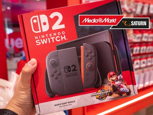 Person hält im Laden Nintendo Switch 2 in der Hand, daneben das MediaMarkt-Logo