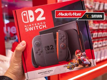 Person hält im Laden Nintendo Switch 2 in der Hand, daneben das MediaMarkt-Logo