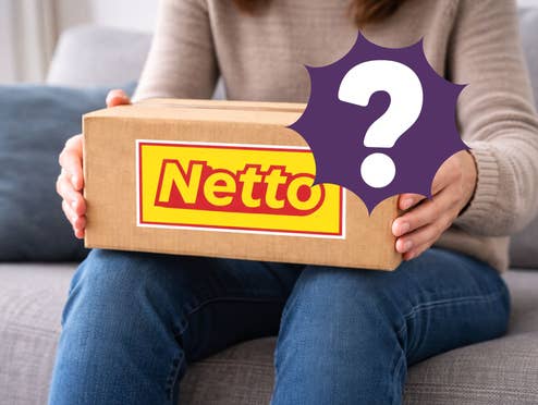 Person hält Netto-Paket mit einem Fragezeichen