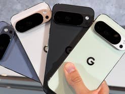 Person hält Pixel 10 Pro in verschiedenen Farben in der Hand
