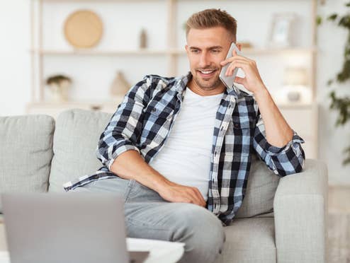 Den richtigen Handytarif finden: Mit dem inside digital Tarifrechner Person telefoniert und schaut dabei auf ein Notebook