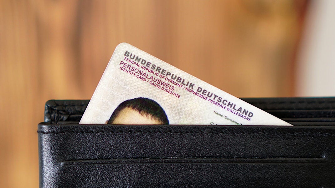 Personalausweis-Ein-Blick-darauf-sch-tzt-dich-vor-1-000-Euro-Bu-geld