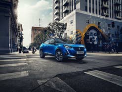 Peugeot e 2008 auf Straße