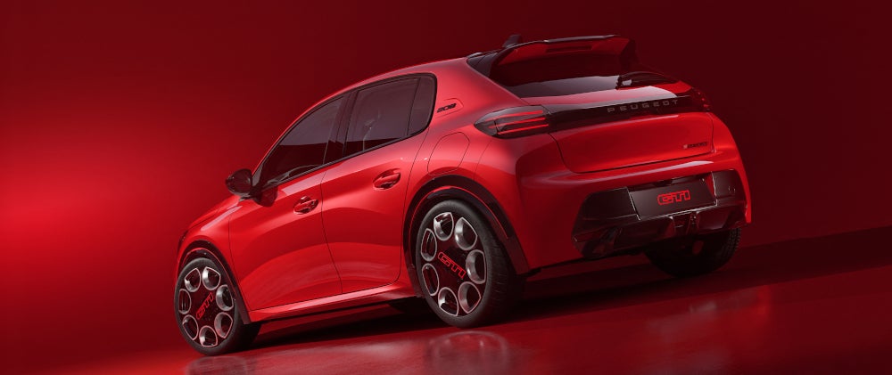 Peugeot E-208 GTi in der seitlichen Heckansicht.