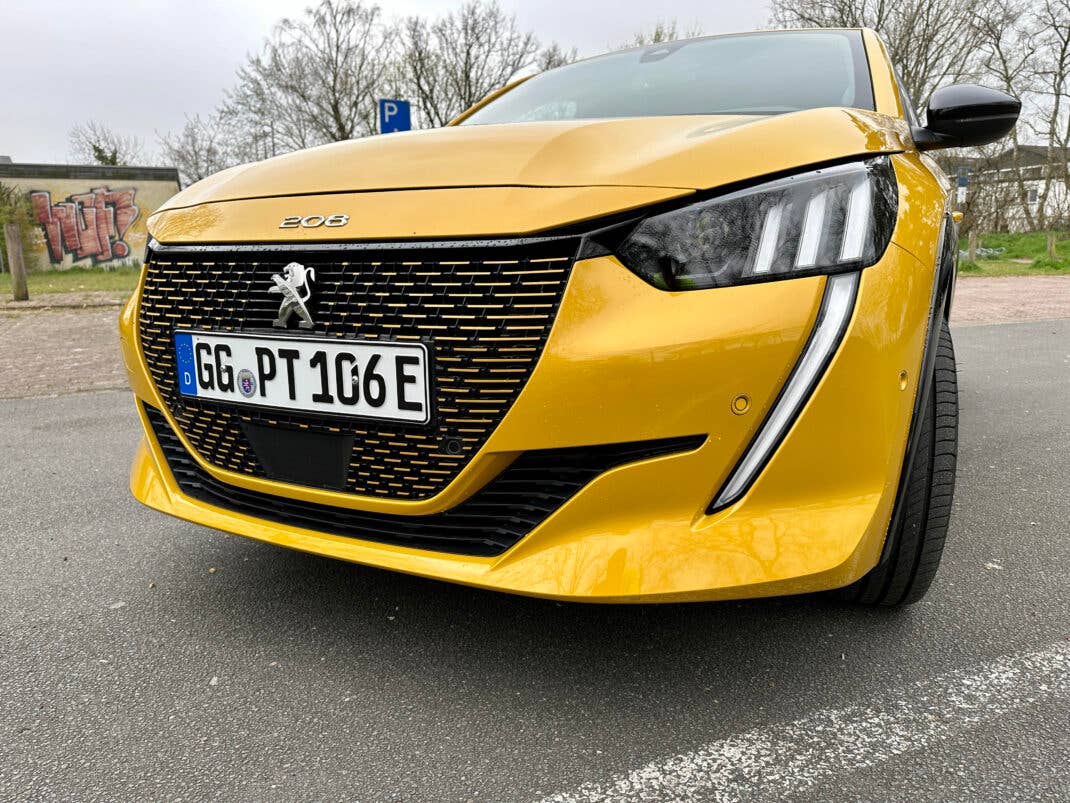 Blick auf die Front des Peugeot e-208.