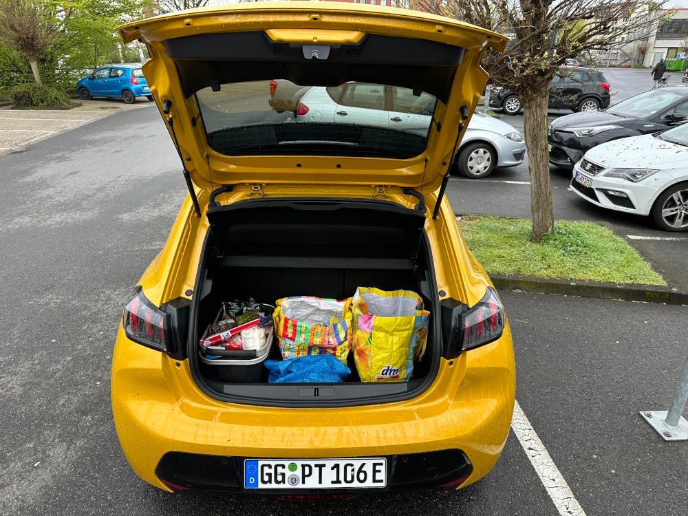 Blick in den beladenen Kofferraum eines Peugeot e-208.