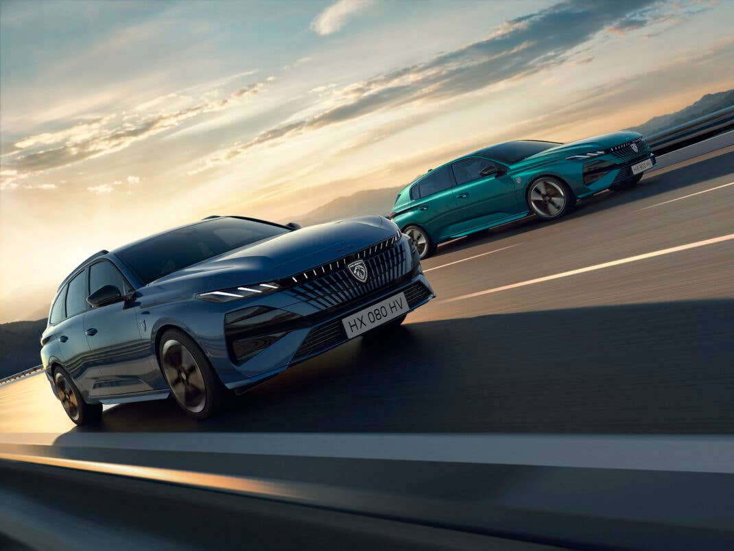 Peugeot E-308 und Peugeot E-308 SW in der Seitenansicht während der Fahrt.
