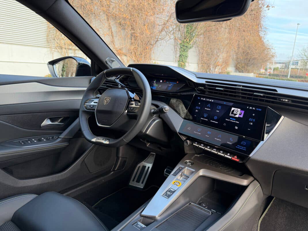 Peugeot E-408 - Cockpit