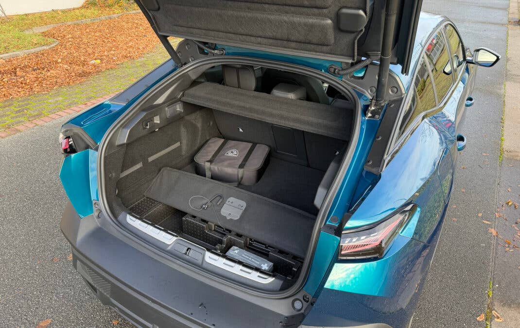 Kofferraum im Peugeot E-408.