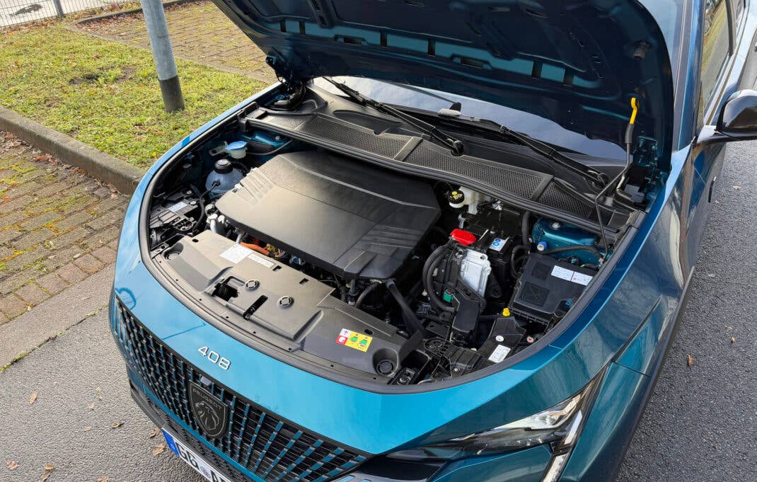 Peugeot E-408 Motorraum