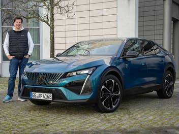 Hayo Lücke neben dem Peugeot E-408.