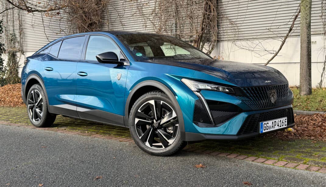 Peugeot E-408 im Test - frontale Seitenansicht