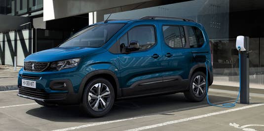 Peugeot e-Rifter an einer Ladesäule geparkt