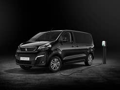 Peugeot e-Traveller tank an Ladestation Strom