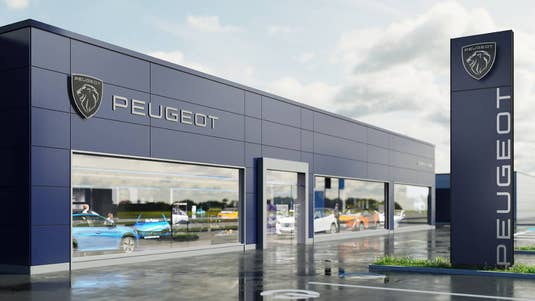 Außenfassade einer Filiale von Peugeot mit neuen Logos