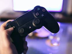 Playstsation Controller in der Hand