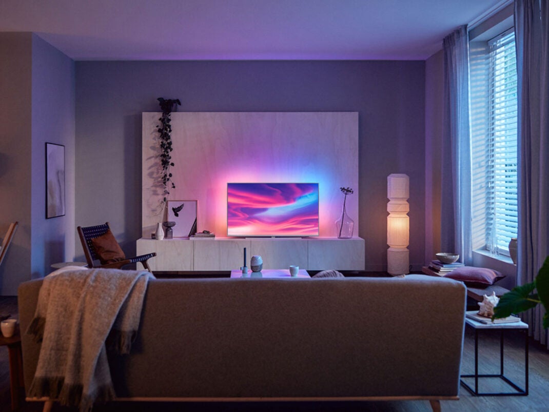 Philips Ambilight Fernseher im Wohnzimmer