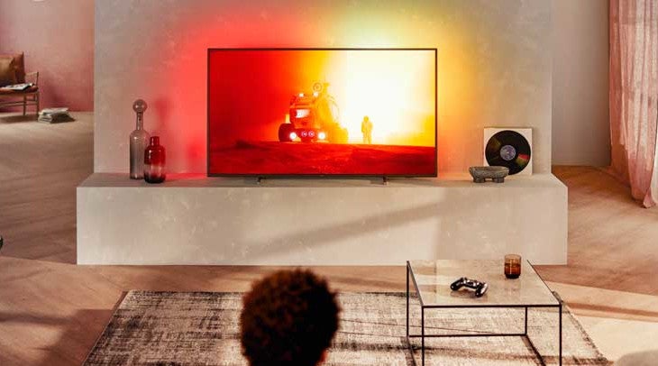 Ein Fernseher leuchtet in TV-Inhaltes