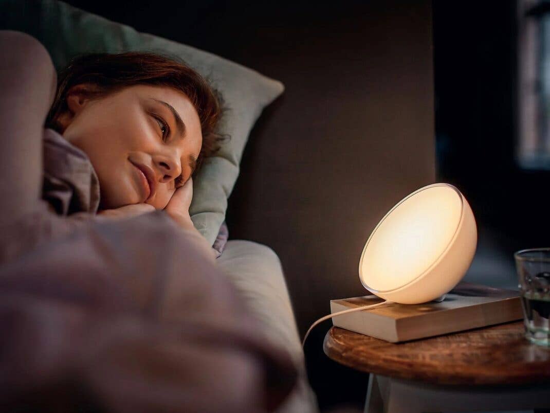 Philips Hue Go Tischleuchte gedimmt im Schlafzimmer