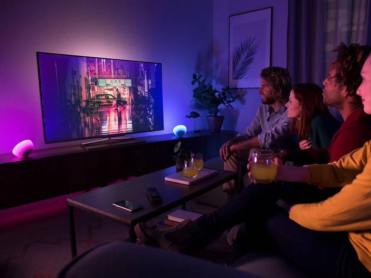 Philips Hue Go Tischleuchte im Wohnzimmer