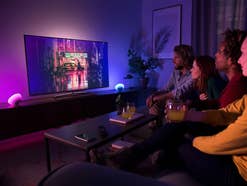 Philips Hue Go Tischleuchte im Wohnzimmer