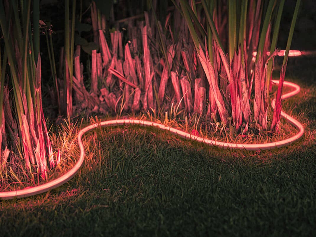 Philips Hue Lightstrip im Garten.