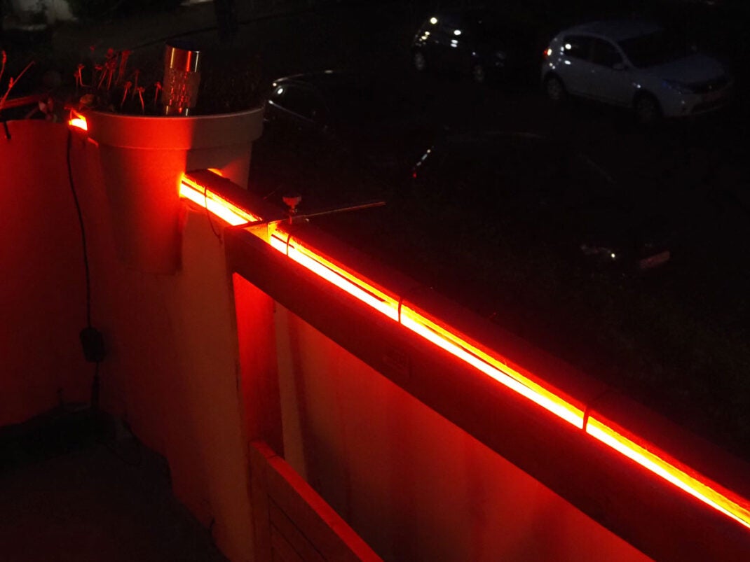 Philips Hue Lightstrip gerade und rot leuchtend