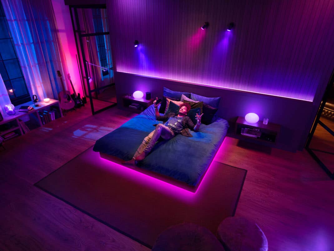 Bunte Philips Hue Lampen in einem Schlafzimmer