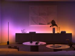 Philips Hue Stehlampe im Wohnzimmer