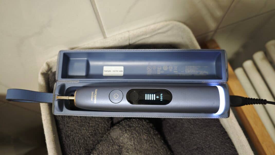 Philips Sonicare Next-Generation DiamondClean 9900 Prestige lädt im Reiseetui