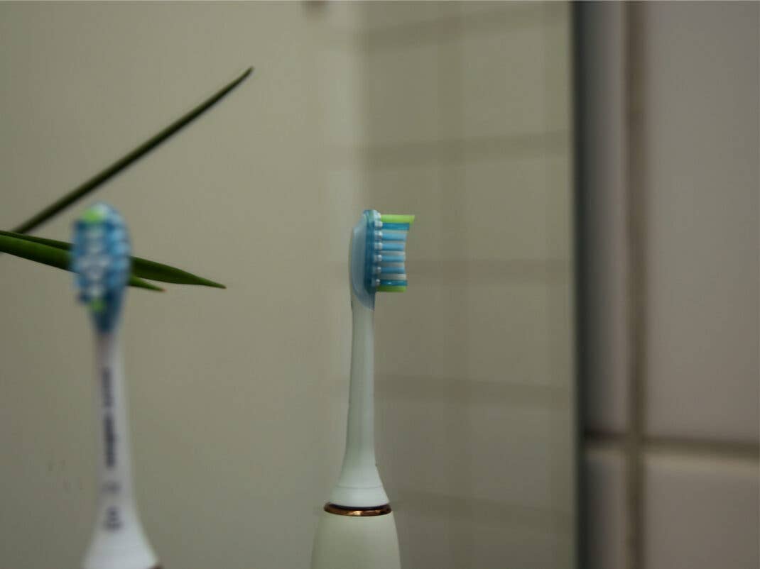 Der Bürstenkopf der Philips Sonicare DiamondClean 9000 im Detail