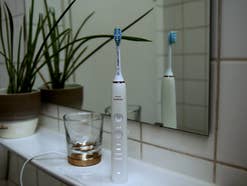 Philips Sonicare DiamondClean 9000 mit ihrer Ladestation im Badezimmer.