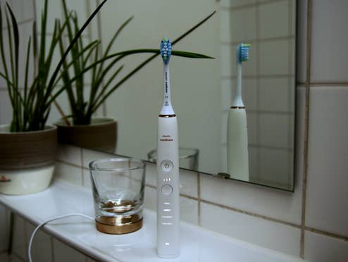 Philips Sonicare DiamondClean 9000 mit ihrer Ladestation im Badezimmer.